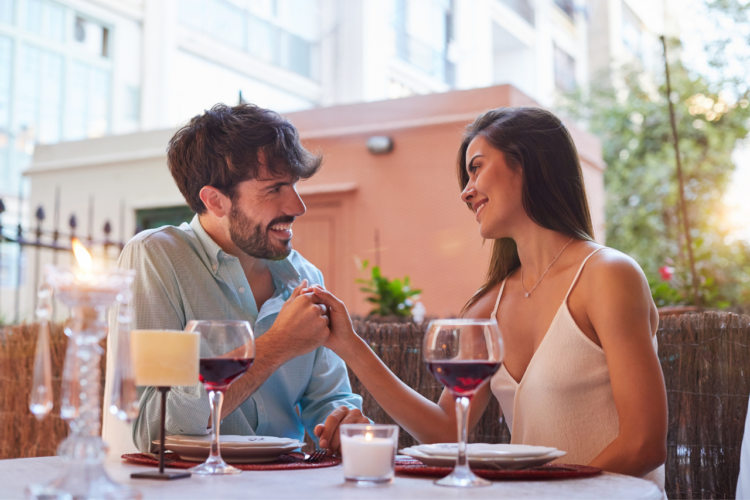 Body Language: What To Look For on a First Date